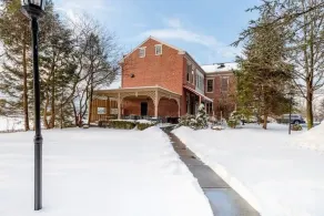 2 bedroom, 1.5 baths, full kitchen, comfortable living space with free parking - Image 3