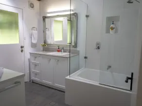 Cedar Tree Farmhouse in Cedar Brush Creek - Image 3