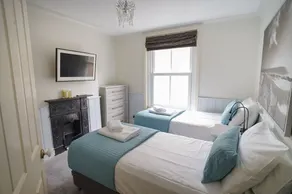 Nutcroft-Dog Friendly-Parking-Cowes-Sleeps 4 - Image 5