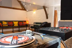 House - Sleeps 6 - Parking - Garden - Image 2