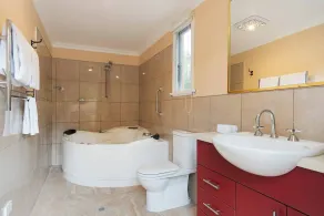 Elegant Goldfields Retreat - Spa Bath & Privacy - Image 4