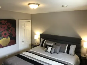 Niagara Executive Luxury - HUGE, Warm, Cozy and Clean 3 Bed, 1 Bath SuiteStay - Image 4