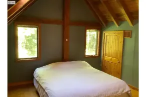 Serene 4-acre estate on private lake with hot tub - Image 3