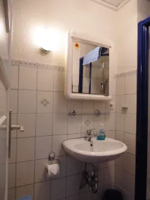 , Apartamento de dos pisos con estilo con entrada independiente en una ubicación central - Image 2