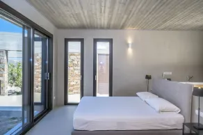 4 bedroom accommodation in Siros - Image 4