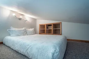 Quiet Lofted Studio at Tomboy Lodge - Image 4