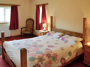 4 bedroom accommodation in Netherbury, Bridport - Image 2