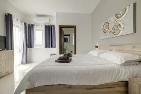 Chic Penthouse Steps from the Promenade - Image 4