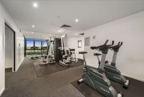 Lovely waterfront condo with swimming pool and gym in the heart of Docklands - Image 2