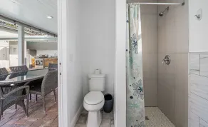 8 minutes from the AIRPORT~ New SaL POOL - WiFi 1gbps/free Parking... BBQ - Image 4