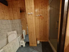 Stor renoveret familiegite, ved foden af vandrestier og stier, land - Image 4