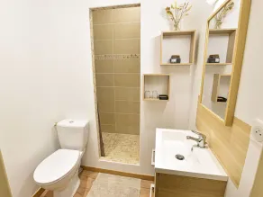 Renovated riverside cottage for 6, near center, parking and wifi - Image 2