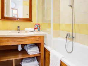 Premium Alpine Family Retreat with Mountain Charm - Image 2