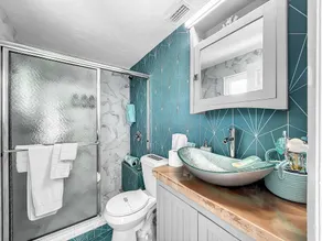 Newly renovated  Cozy Beach Cottage A1/2 of a duplex, 3min walk to beach - Image 3