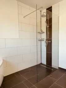 Newly renovated with south-facing balcony - large bathroom and large dining area - 65 sqm - Image 4