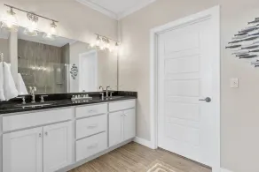 Luxury Lakefront Penthouse w/Unmatched Views & - Image 2