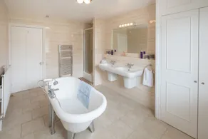 Cliffhanger, Cowes.  Stunning period property with fabulous sea views, sleeps 10 - Image 4