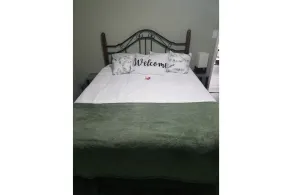 1 bedroom sleeps 4 in town with a country feel. - Image 5