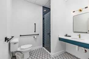 Downtown 5BR with private patio - Image 3