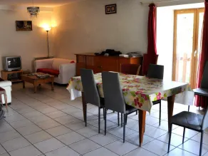Spacious gîte with 2 bedrooms and parking near Pilat Park - Image 5