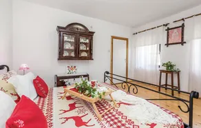Pet Friendly Home In Lic - Image 5