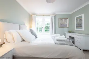 Fabulous Sleeps 8 Town Centre Apartment - Image 3
