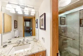 Snowmass Village condo close to ski lift with deck & bright interior - Image 4