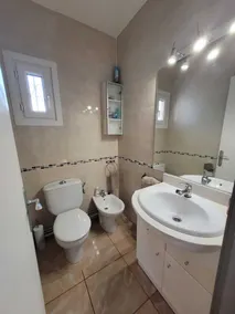 Casa condizioni perfette, zona molto tranquilla a 750m spiaggia, vicino a supermercati. - Image 2