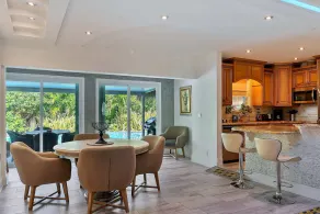 Nytt på marknaden! Renoverad 3BR / 2BA med stor uppvärmd saltvatten pool och tiki bar - Image 4