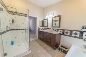 Relax in style!! Pool, Vegas games, RV parking - Image 5