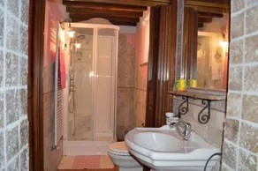 Villa with pool and garden - Image 5