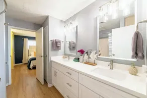 2-bedroom condo on Galveston Seawall. Steps to the beach  - Image 2