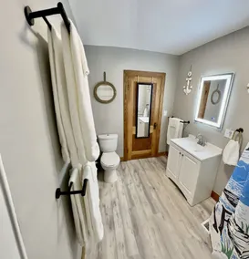 QUAINT 2BR LAKE COTTAGE 1 MINUTE WALK TO JET EXPRESS AND RESTAURANTS - Image 3