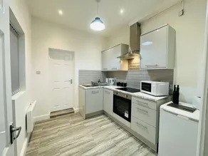 RNM - Business Contractor & Travellers Choice, Private Access & Entire Place, Kitchen & Washroom with amenities, Smart Tv, Easy Access, Fast WiFi, Parking Nearby, Great transport links - Image 5