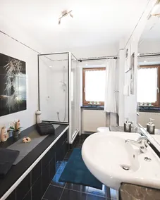 Quiet apartment with free parking on the property - Image 4