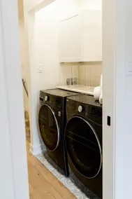 Stunning renovated home 10 min to downtown - Image 2