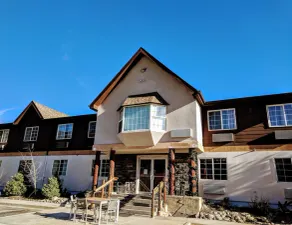 3 Peaks Lodge - Image 4