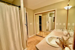 Spacious, comfortable home, close to Killington and Pico. Sleeps 8. - Image 5
