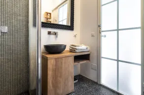 erstaunliche Design-Wohnung mit Balkon auf den See mit privaten Garage mit Blick auf - Image 3