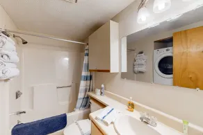 Inviting ski-in/out condo with mountain view, fireplace, deck & washer/dryer - Image 4