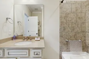 Charming southern townhouse w/enclosed yard & access to community pool - Image 4