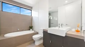 NEUE AUFLISTUNG! Zeitgemäße und schicke, private Terrassen auf beiden Ebenen, zu Fuß zum Dorf - Image 2