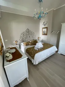 Luxury apartment with private swimming pool and park - Image 4