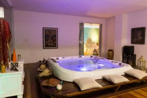 Deluxe double suite with walk-in closet - Image 4