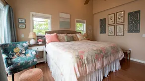 Lakeside Getaway - Modern Living At The Lake's Edge - Image 5
