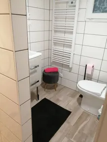Pragt værelse med terrasse og have - Image 2