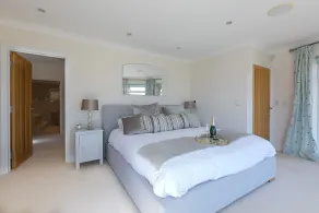 Luxury spacious sea front house with indoor swimming pool - Image 4