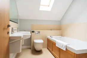 KingFisher Hot Tub & log Burner house on Premium lakeside with Resort Facilities - Image 5