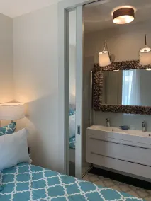 Lakeside condo with beach access - Image 5