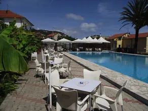 Appartamenti Vista Mare con Piscina - Image 2